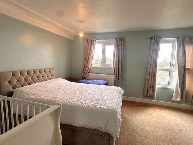 Flat for sale in London Borough of Hounslow, Feltham