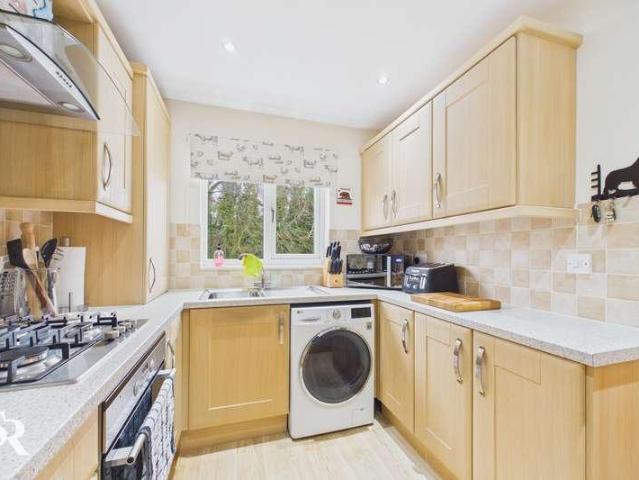 Flat for sale in Wash, Charlesworth