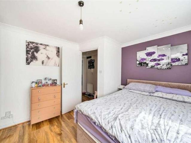 Flat for sale in Broadfields, Greater London