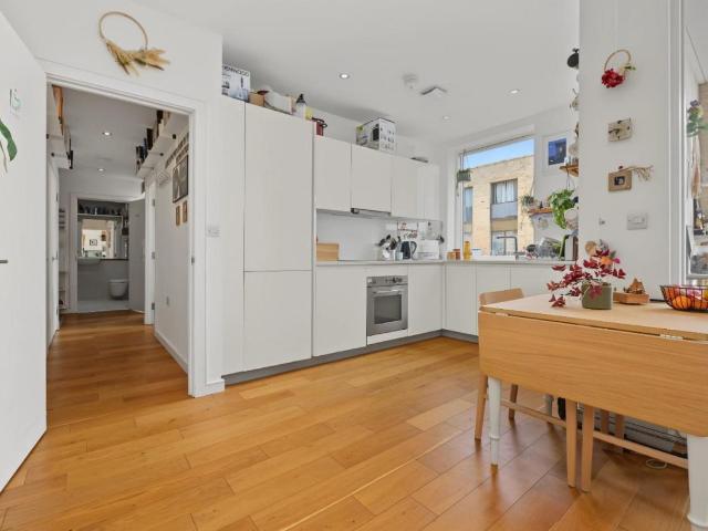 Flat for sale in Stoke Newington, Greater London