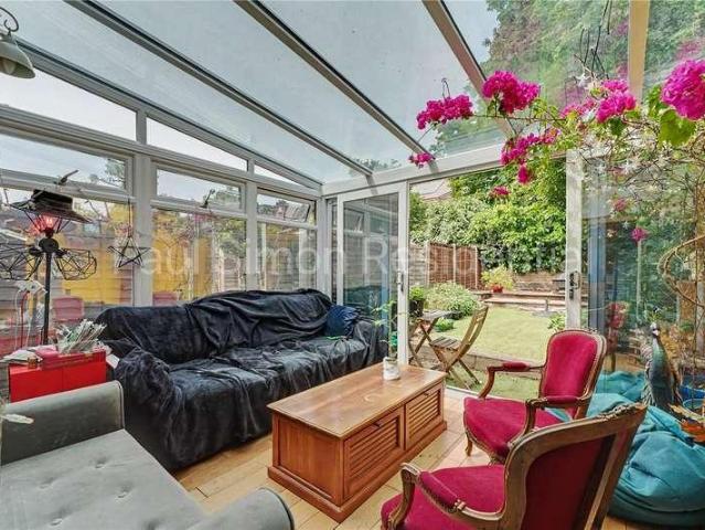 Flat for sale in Harringay, Greater London
