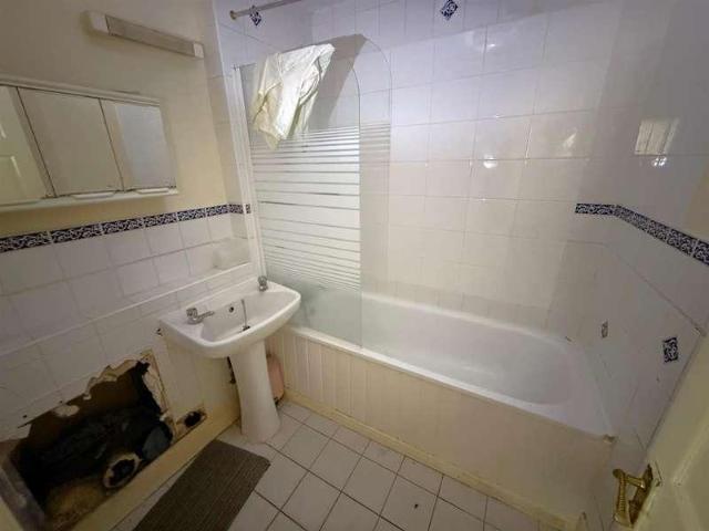 Flat for sale in London Borough of Ealing, Hanwell