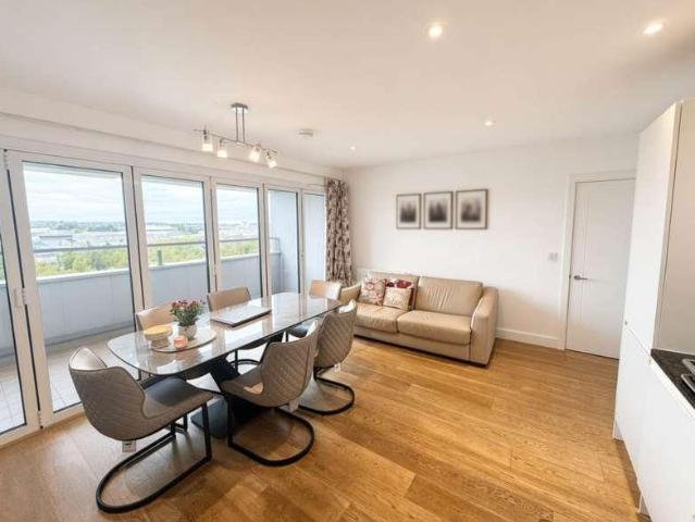 Flat for sale in Elstree and Borehamwood, Borehamwood