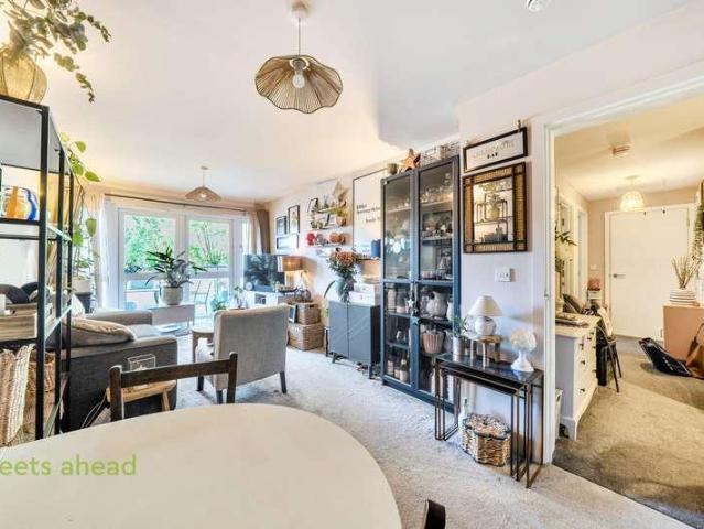 Flat for sale in London Borough of Croydon, Greater London