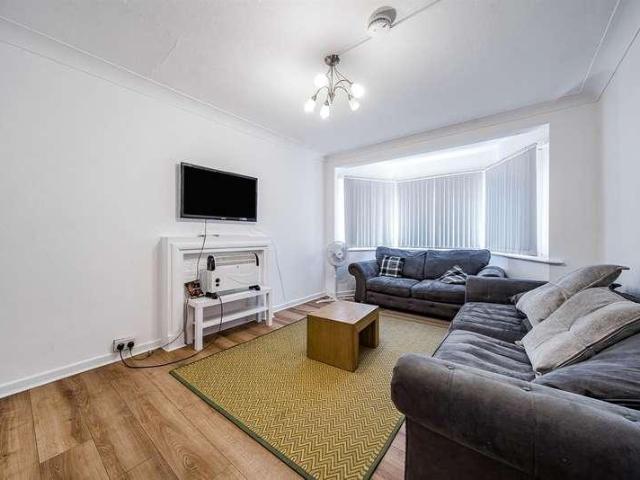 Flat for sale in Wealdstone, Greater London