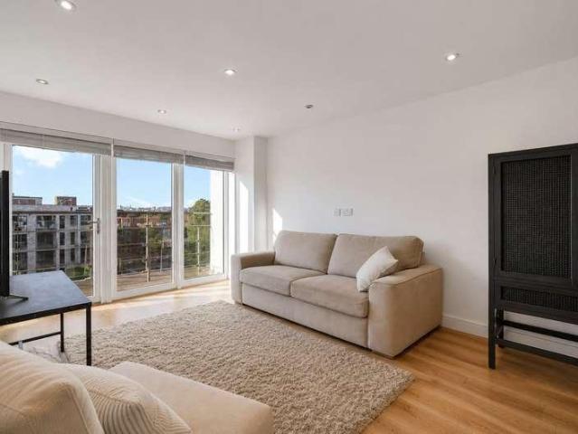 Flat for sale in Roehampton, Greater London