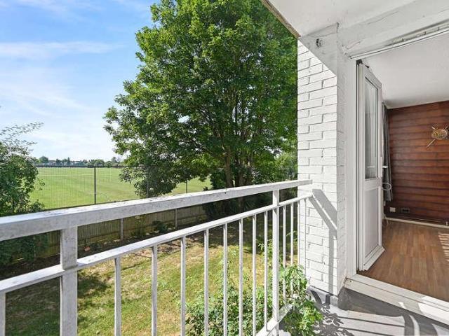 Flat for sale in Brondesbury, Greater London
