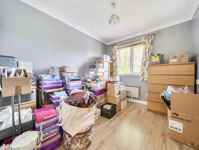 Flat for sale in Red Hill, Surrey