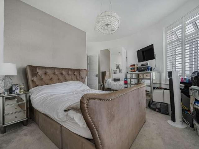 Flat for sale in Bromley Common, Greater London