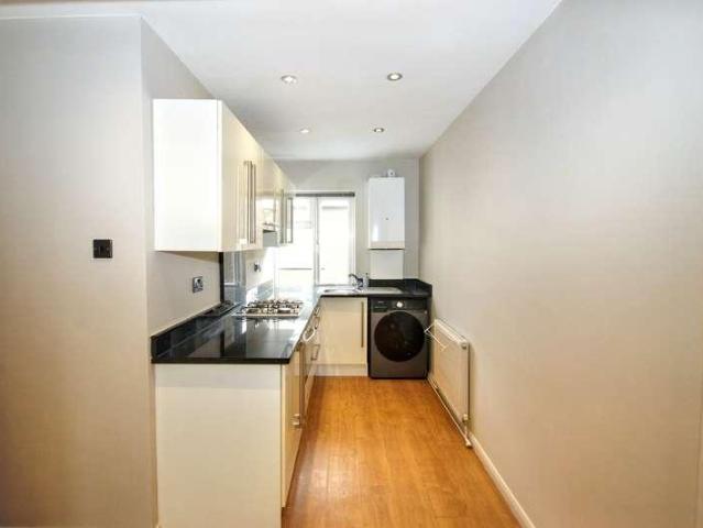 Flat for sale in Snaresbrook, Greater London