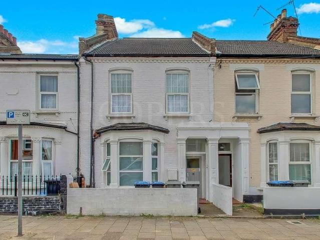 Flat for sale in Dollis Hill, Greater London