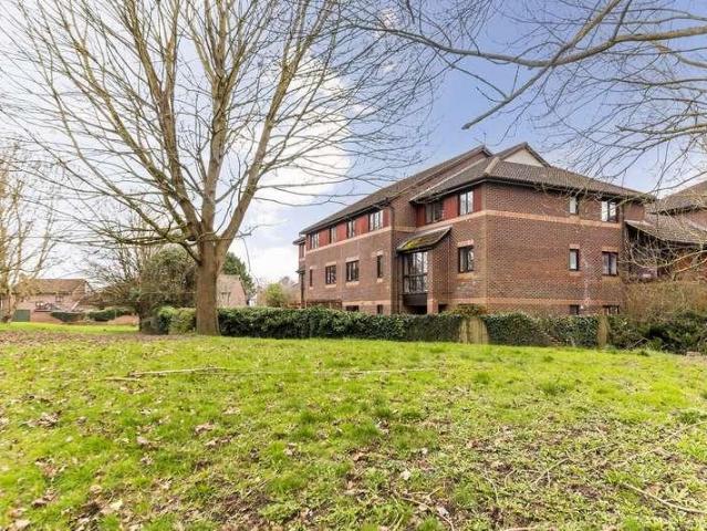Flat for sale in Berrick Salome, Oxfordshire