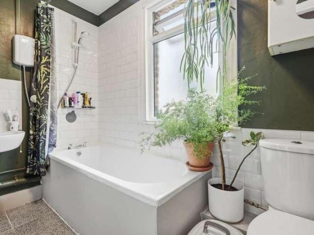 Flat for sale in Wanstead, Greater London