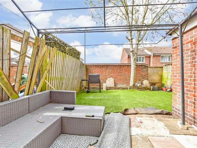 Flat for sale in Vange, Essex