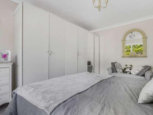Flat for sale in Henley-on-Thames, Berrick Salome