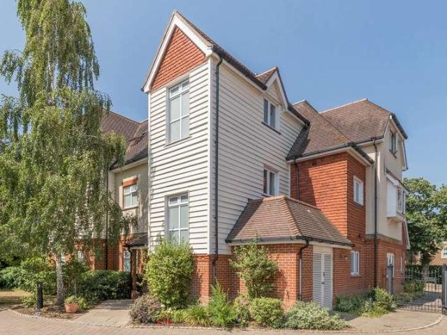 Flat for sale in Blackhills, Surrey