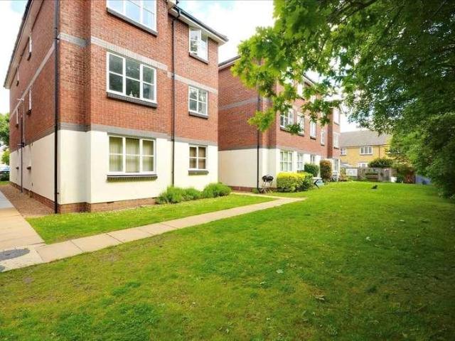 Flat for sale in London Borough of Hounslow, Greater London