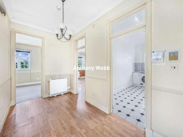 Flat for sale in Palmers Green, Greater London