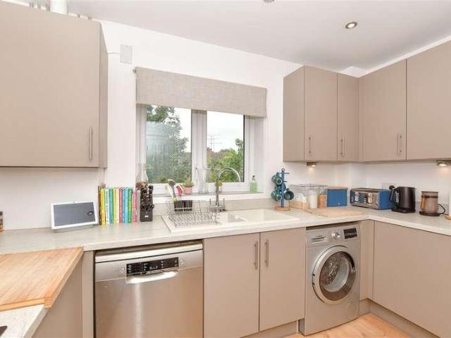 Flat for sale in Midway, Kent