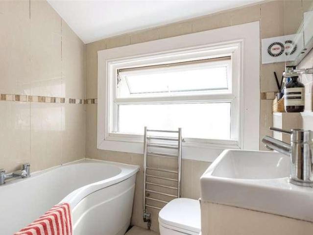 Flat for sale in Oval, Greater London