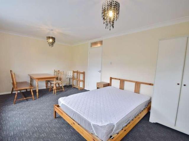 Flat for sale in Sleepers' Hill, Hampshire