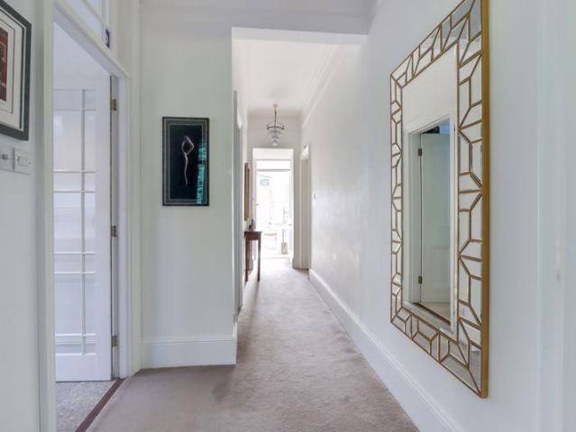 Flat for sale in Heol-las, Surrey