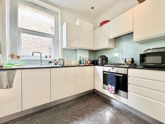 Flat for sale in Southgate, Greater London