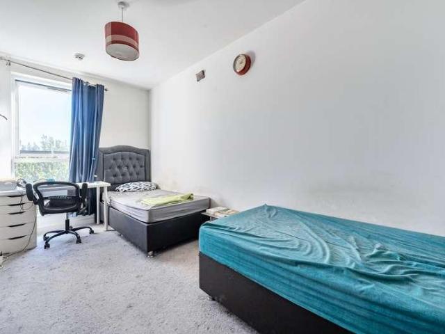 Flat for sale in London Borough of Hounslow, Greater London