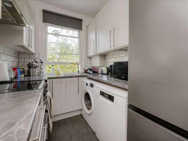 Flat for sale in Shepherd's Bush, Greater London