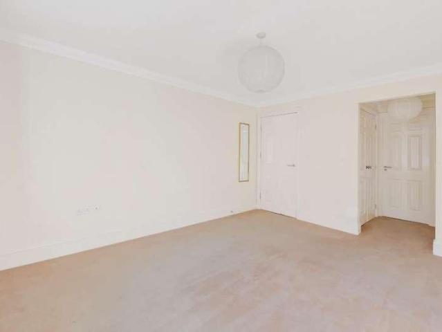 Flat for sale in Red Hill, Surrey