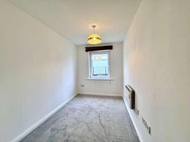 Flat for sale in E13, London