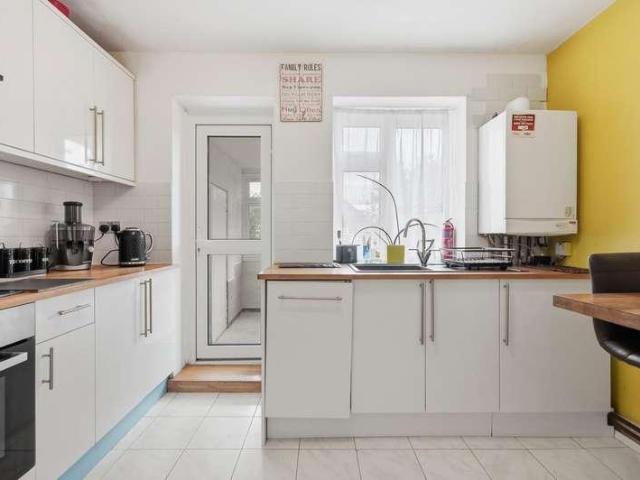 Flat for sale in Snaresbrook, Greater London