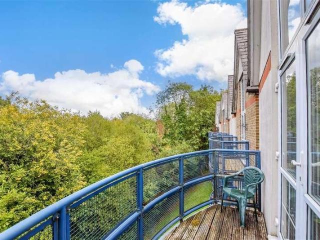 Flat for sale in Midway, Kent