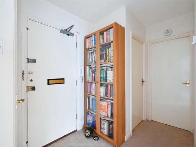 Flat for sale in Wallington, Greater London
