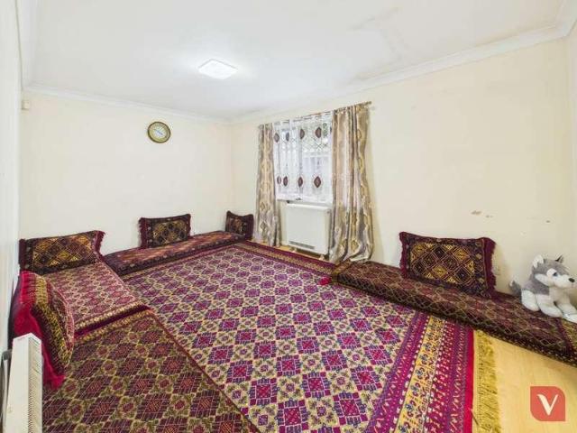 Flat for sale in Spring Park, Luton