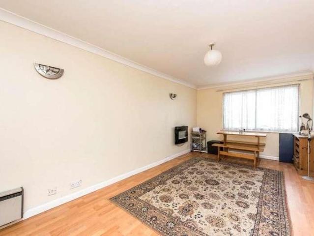 Flat for sale in London Borough of Hounslow, Hanworth