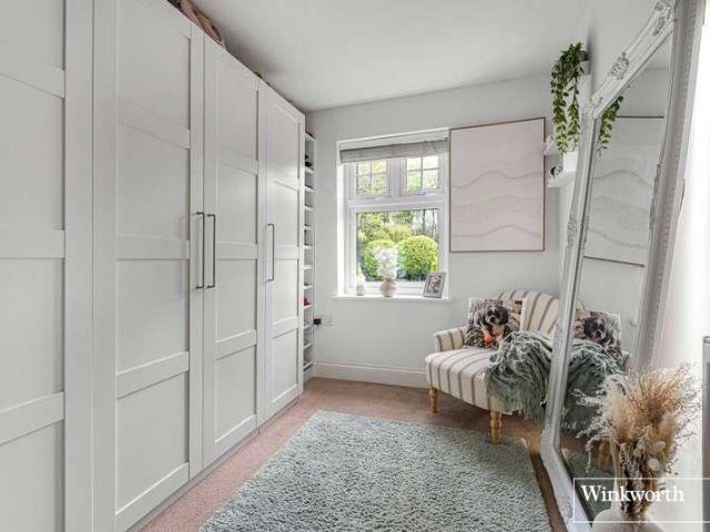 Flat for sale in Heol-las, Surrey