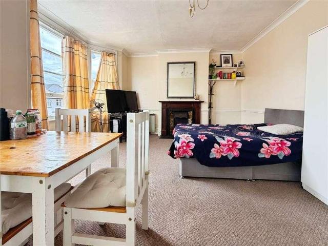 Flat for sale in Yiewsley, Greater London
