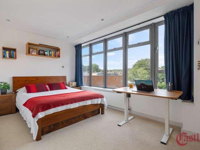 Flat for sale in Crouch End, Greater London