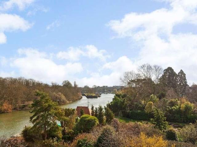 Flat for sale in Twickenham, Strawberry Hill