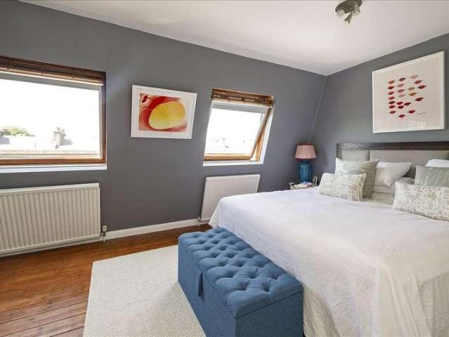 Flat for sale in Shepherd's Bush, Greater London