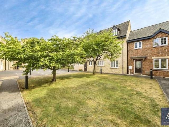 Flat for sale in Brackley, Northamptonshire