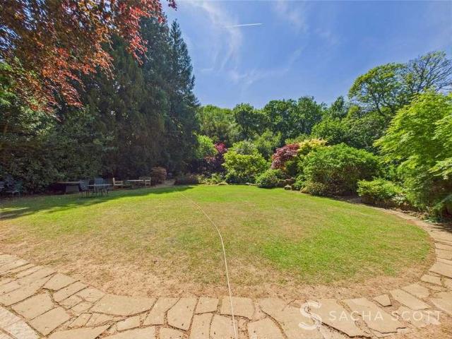 Flat for sale in Red Hill, Surrey