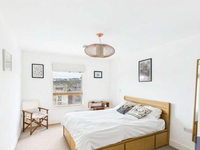 Flat for sale in Streatham, Greater London