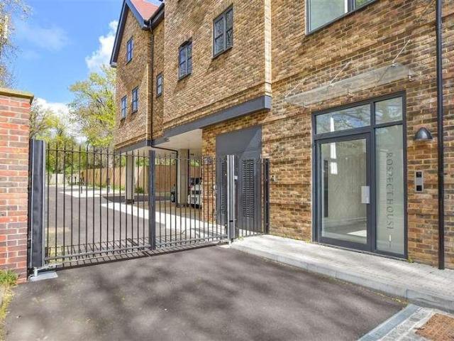 Flat for sale in Red Hill, Surrey