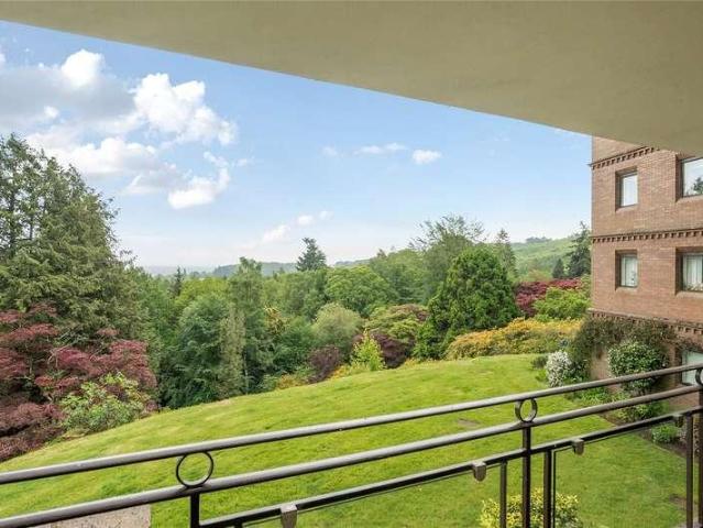 Flat for sale in Fole, Surrey