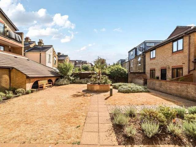 Flat for sale in Norbiton, Greater London