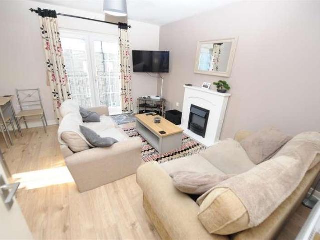 Flat for sale in Greengates, West Yorkshire