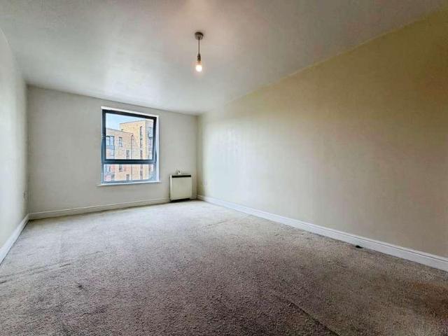 Flat for sale in Easthampstead, Bracknell