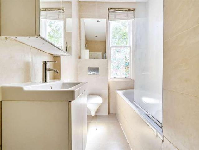 Flat for sale in Surbiton, Greater London